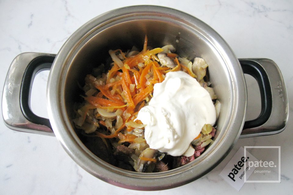 Свиная печень с грибами в соусе - Шаг 11