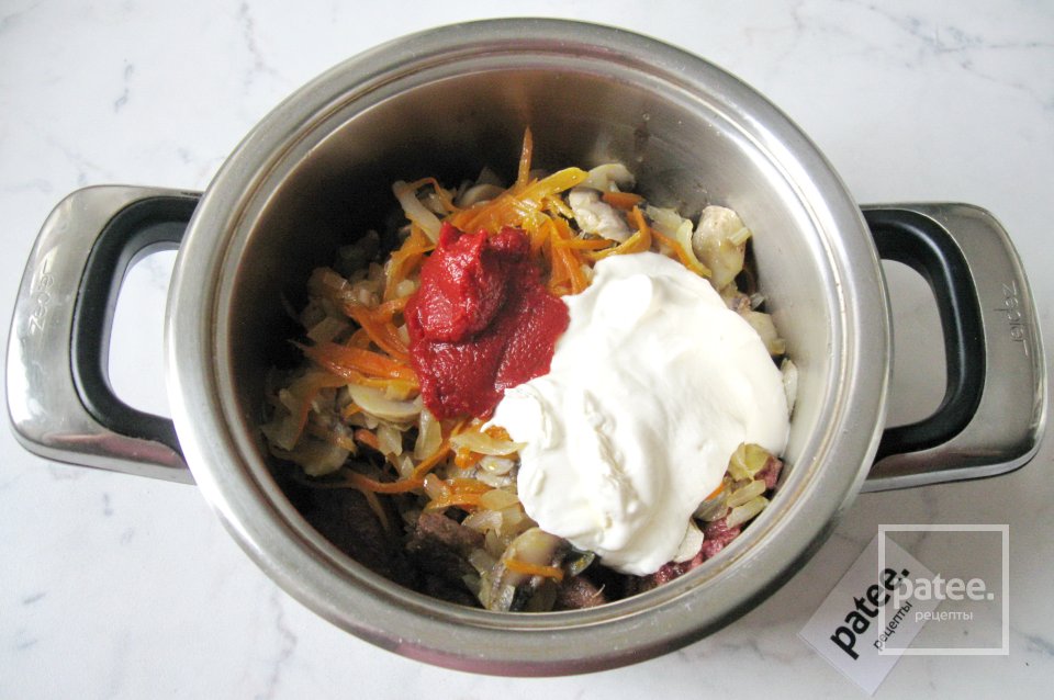 Свиная печень с грибами в соусе - Шаг 12