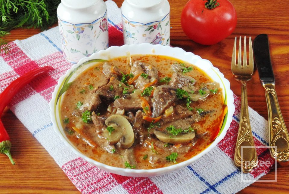 Свиная печень с грибами в соусе - Шаг 15