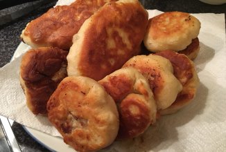 Беляши и жаренные пирожки на блинной муке.