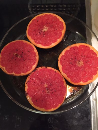 Грейпфрут с мёдом и корицей - Шаг 1