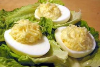 Половинки яиц начинённые тёртым сыром