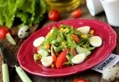 Салат с овощами, кукурузой и перепелиными яйцами