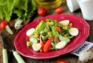 Салат с овощами, кукурузой и перепелиными яйцами