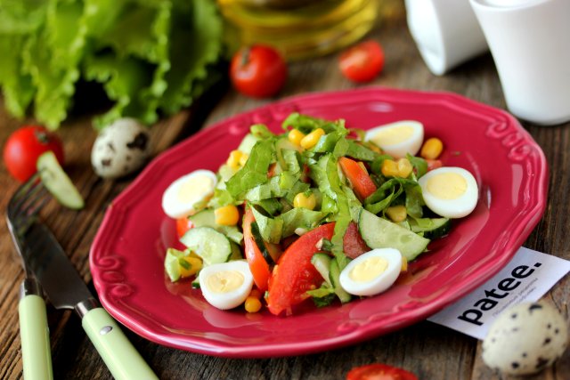 Салат с овощами, кукурузой и перепелиными яйцами