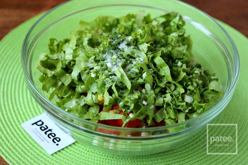 Салат с овощами, кукурузой и перепелиными яйцами - Шаг 7