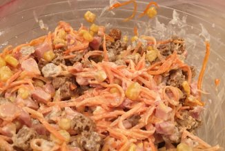 Салат с курицей, кукурузой и сухариками