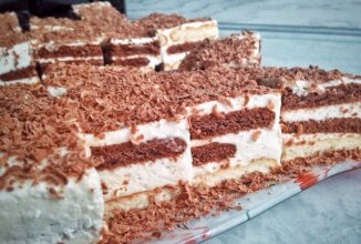 Творожный воздушный торт с шоколадным печеньем