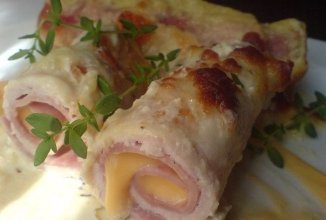 Рулетики с куриной грудкой в сырном соусе