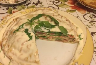 Блинный торт с сёмгой и рукколой