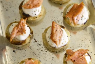 Канапе с копченой рыбкой и картофелем