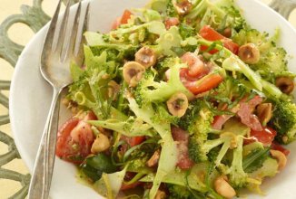 Тёплый салат из брокколи