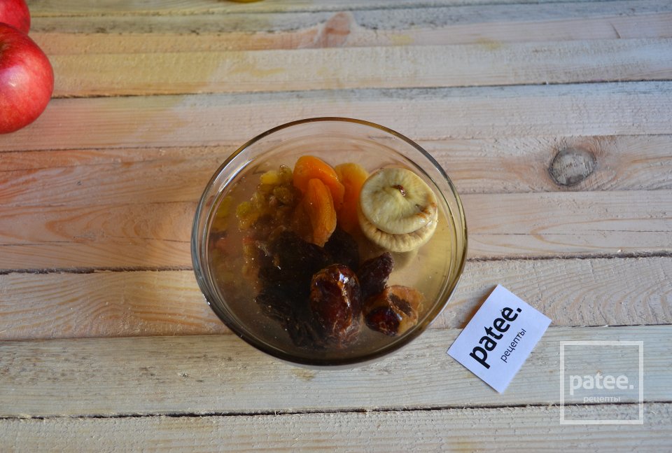 Запеченные яблоки с сухофруктами и овсяной крошкой - Шаг 2