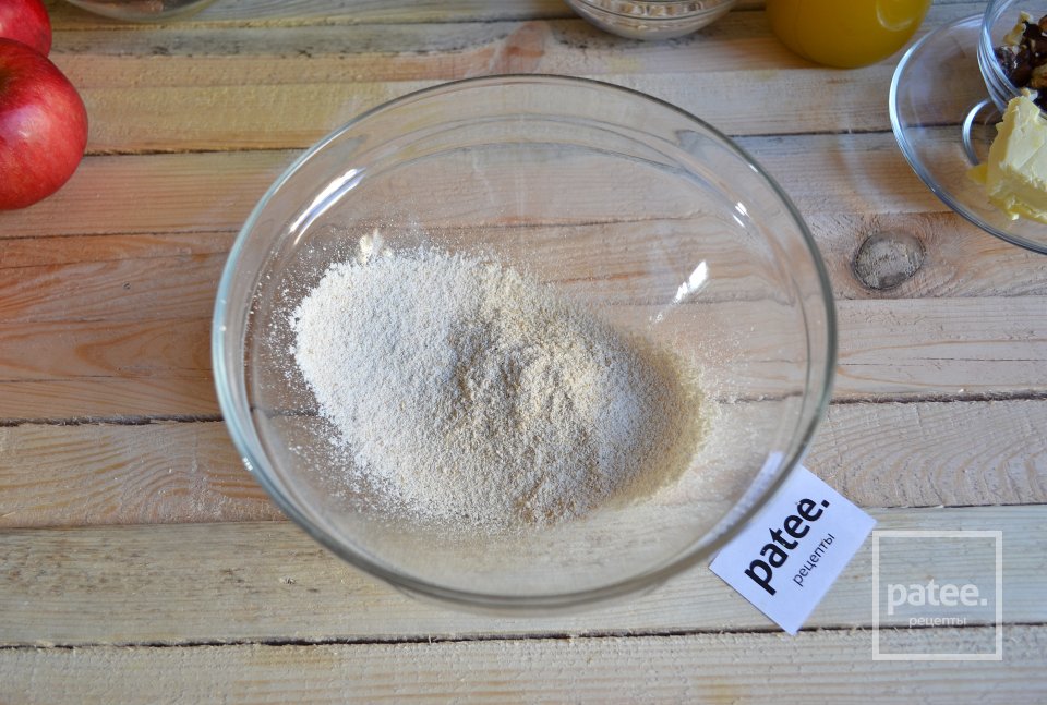 Запеченные яблоки с сухофруктами и овсяной крошкой - Шаг 3