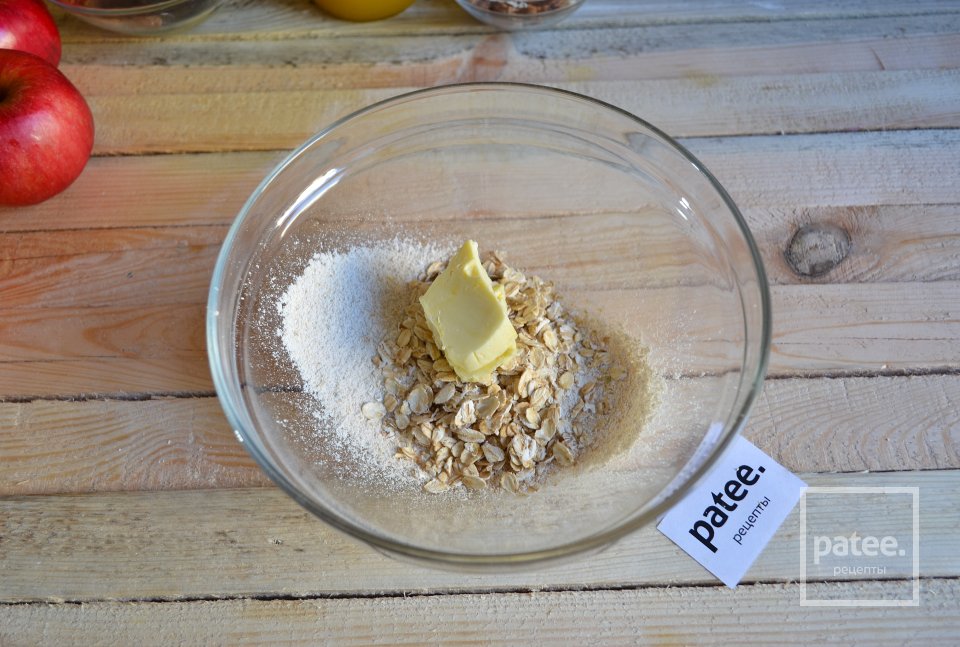 Запеченные яблоки с сухофруктами и овсяной крошкой - Шаг 4