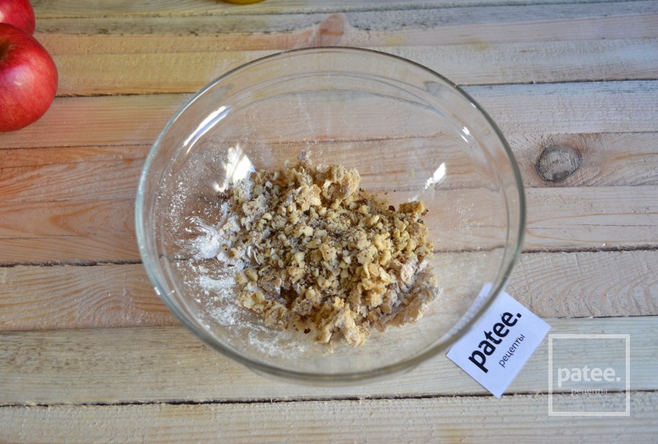 Запеченные яблоки с сухофруктами и овсяной крошкой - Шаг 6