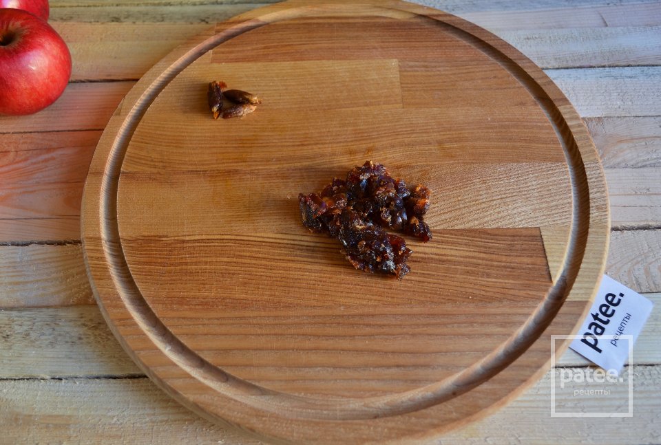 Запеченные яблоки с сухофруктами и овсяной крошкой - Шаг 9