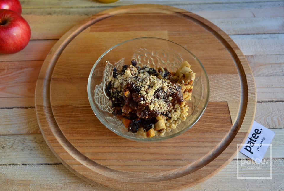 Запеченные яблоки с сухофруктами и овсяной крошкой - Шаг 10