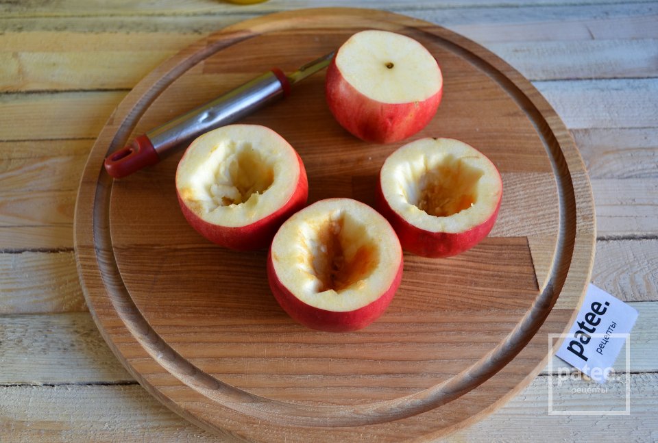 Запеченные яблоки с сухофруктами и овсяной крошкой - Шаг 11