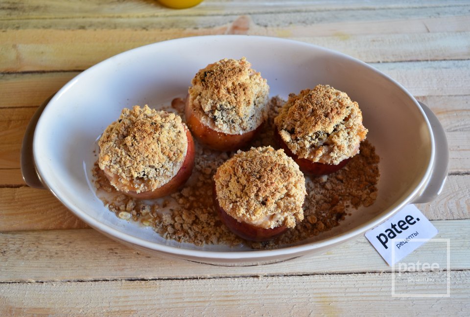 Запеченные яблоки с сухофруктами и овсяной крошкой - Шаг 14