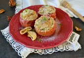 Запеченные яблоки с сухофруктами и овсяной крошкой
