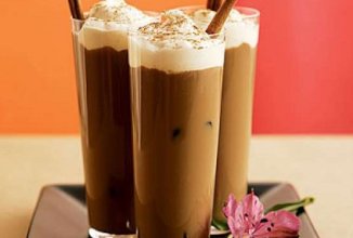 Коктейль из кофе и молока