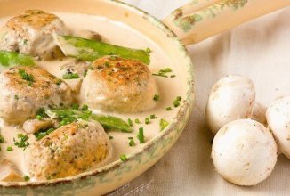 Тефтели в сливочно-грибном соусе