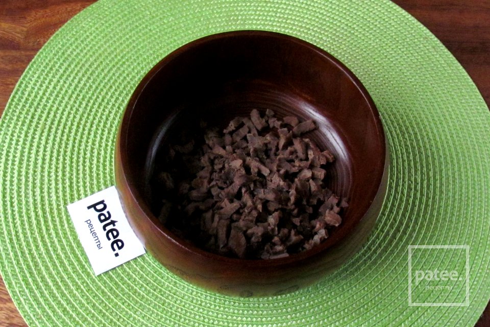 Салат Шишка с говядиной, грибами и яйцом - Шаг 6