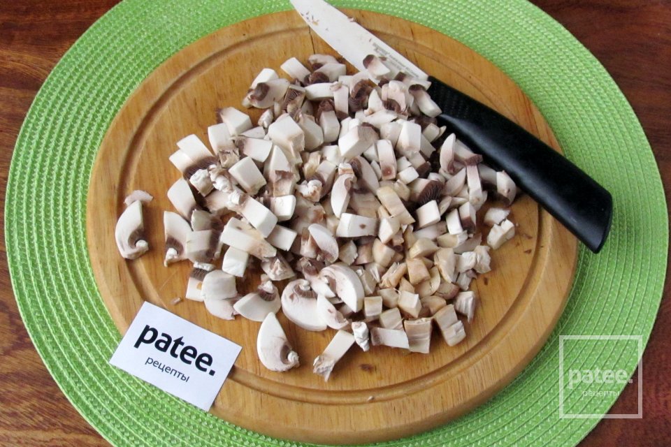 Салат Шишка с говядиной, грибами и яйцом - Шаг 8