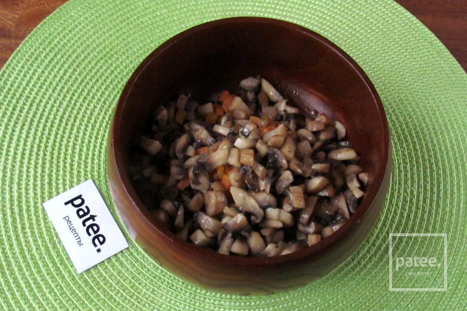 Салат Шишка с говядиной, грибами и яйцом - Шаг 9