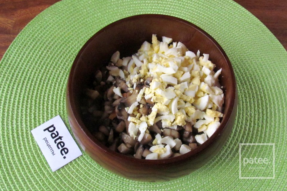 Салат Шишка с говядиной, грибами и яйцом - Шаг 11