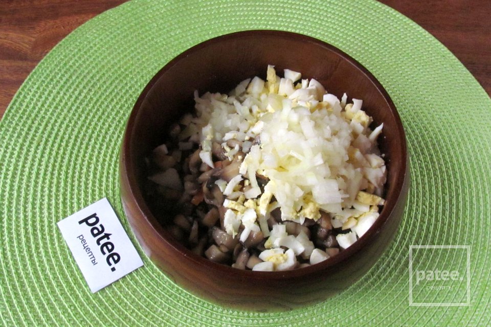 Салат Шишка с говядиной, грибами и яйцом - Шаг 14