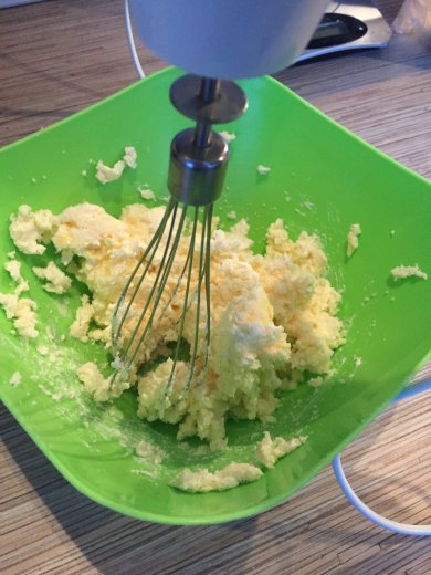 Кексы с бананом и клубникой - Шаг 2