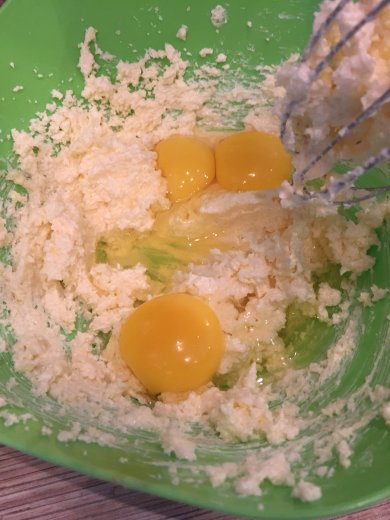 Кексы с бананом и клубникой - Шаг 3