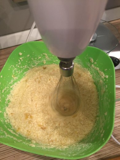 Кексы с бананом и клубникой - Шаг 7