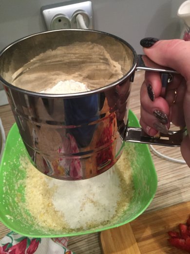 Кексы с бананом и клубникой - Шаг 8