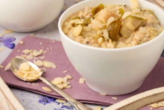 Овсяная каша с грушей и мёдом