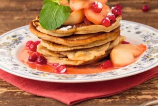 Оладьи с яблоками и клюквой