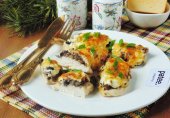 Куриная грудка с грибами и сыром