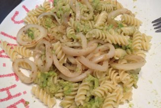 Паста с кальмаром и соусом из авокадо