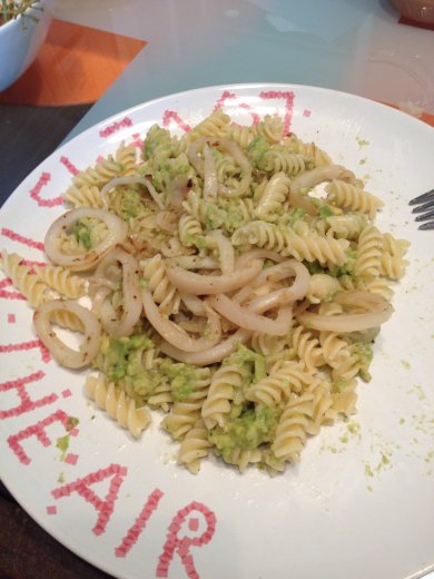 Паста с кальмаром и соусом из авокадо