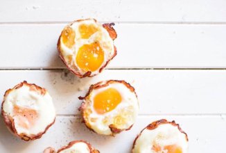 Чашечки из бекона с яйцом