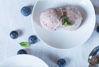 Простое бананово-черничное мороженое