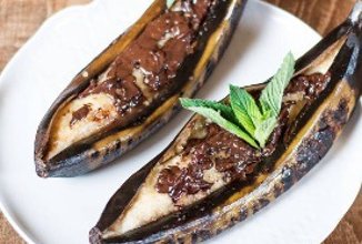 Бананы с шоколадом на гриле