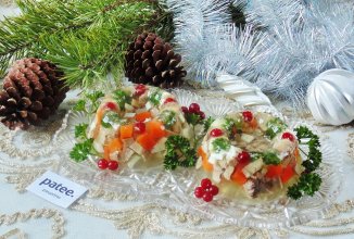 Холодец из говядины, языка и курицы в формочках