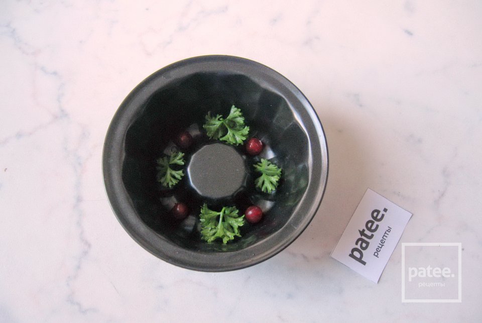 Холодец из говядины, языка и курицы в формочках - Шаг 12