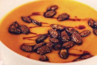 Тыквенный суп с имбирем и засахаренными семечками