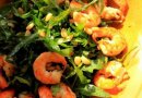 Салат с креветками и рукколой