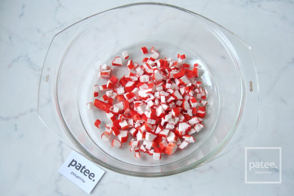 Салат с крабовыми палочками, апельсином и сыром - Шаг 2