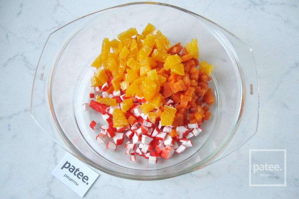 Салат с крабовыми палочками, апельсином и сыром - Шаг 4